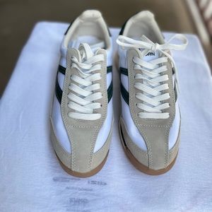 Woman sneaker (Tretorn). Leather upper, memory foam, footbed, durable out soul.